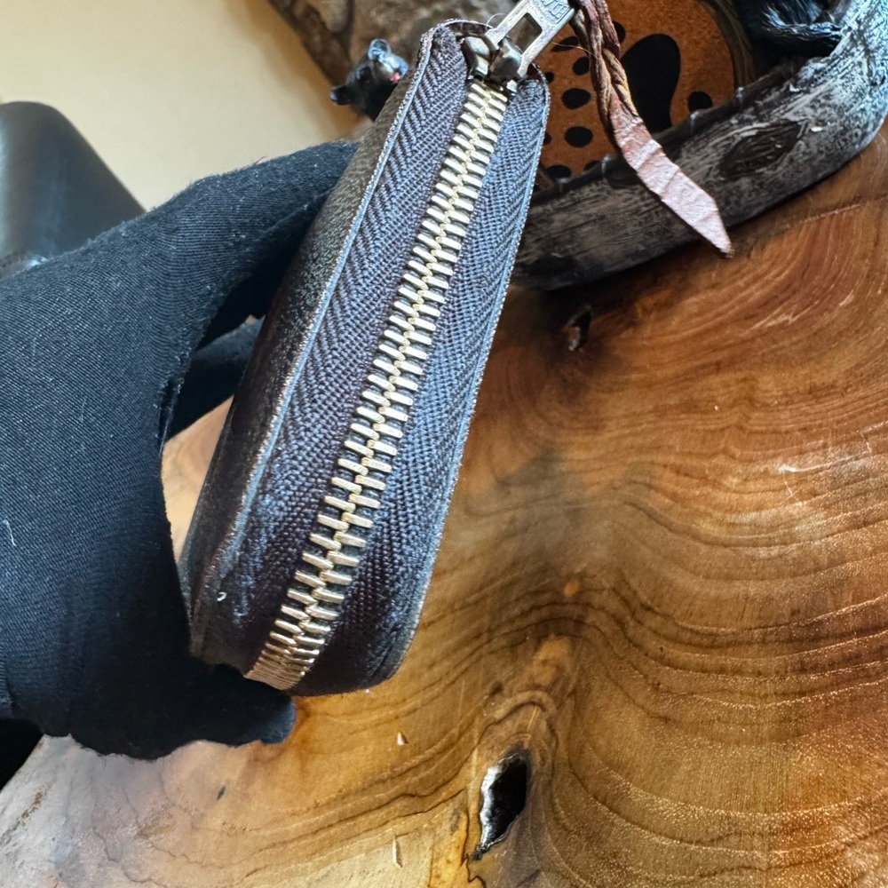 Louis Vuitton monogram full zip Preloved wallet & unbranded, charm, and chain - Picture 6 of 15